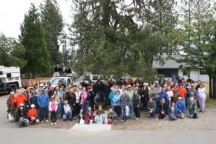 IMage of Oregon Travel Experience Heritage Tree "The Smokejumper Pine Tree" and the dedication crowd