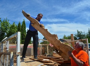 Image of Doug Grafe and newly elected Chair of the Oregon Heritage Committee Roger Brandt, unload milled lumber from the Barlow Tollgate Maple